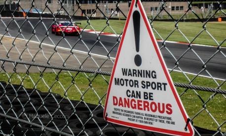 Motorsport can be dangerous: un cartello avverte del pericolo a Brands Hatch. Cecconi