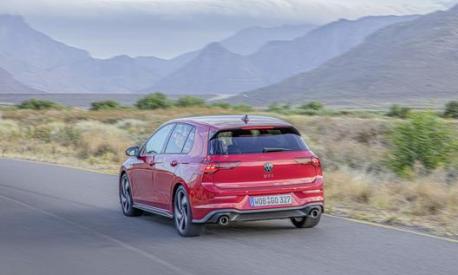 La Volkswagen Golf 8 GTI sa anche essere confortevole in città e nei lunghi spostamenti