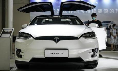 Una Tesla Model X esposta al salone dell’auto di Wuhan in Cina. Getty