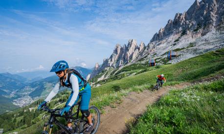 Lo scenario delle Dolomiti in Val Gardena caratterizza i percorsi bike. valgardena.it