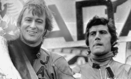 Saarinen festeggia la vittoria in 350 al Nurburgring nel 1972 davanti a Giacomo Agostini. Ap