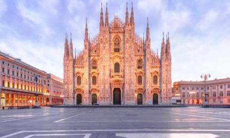 La splendida Piazza del Duomo di Milano desolatamente vuota. iStockphoto