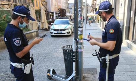 A Milano gli agenti hanno iniziato a sanzionare anche la sosta selvaggia dei monopattini
