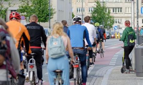 Nuove norme a vantaggio dei ciclisti in città: area di attesa ai semafori e possibilità di svolta a desta anche con il rosso, dove indicato