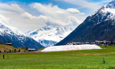 La massa nevosa recuperata a fine inverno a Livigno viene accatastata e ricoperta da teli geotermici durante l’estate