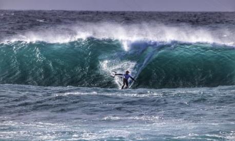 Il campione italiano di Kite Wave Francesco Cappuzzo in acqua in Sardegna