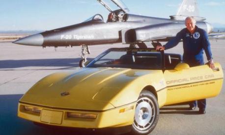 Nel 1986 guidò la pace car, una gialla Chevrolet Corvette, alla Indianapolis 500