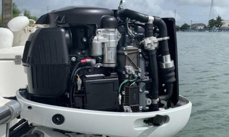 Un fuoribordo Suzuki dotato del nuovo sistema di filtraggio