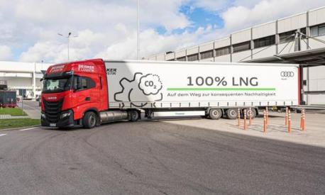 La logistica che sposta le auto dalle fabbriche ai clienti impiega treni ecologici, locomotive ibride e camion a Lng, il gas naturale liquefatto