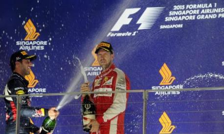 Ricciardo festeggia Vettel sul podio dopo la vittoria di Singapore cinque anni fa. Lapresse