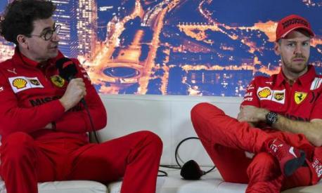 Il team principal Ferrari, Mattia Binotto, in conferenza stampa insieme a Sebastian Vettel