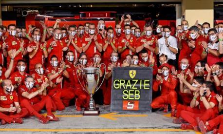 L'ultima foto di Vettel con tutta la Ferrari nel post GP di Abu Dhabi