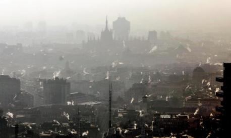 Milano nello smog delle prime giornate di gennaio 2020. Ansa