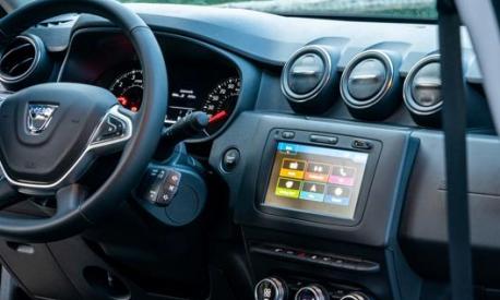 Lo schermo tattile dà accesso al sistema multimediale Dacia Media Navi