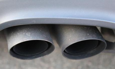 Oltre alle emissioni dirette di Pm (scarico, pneumatici e freni) alle auto viene imputato anche il sollevamento delle polveri già presenti sull’asfalto