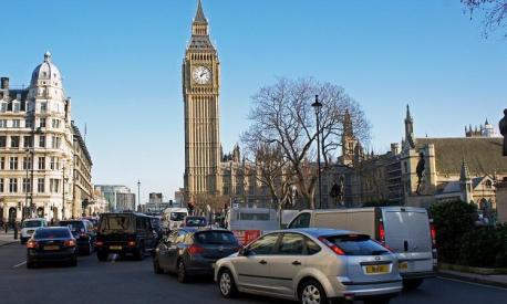 Traffico a Londra davanti a Westminster