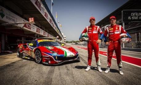 Davide Rigon, a sinistra, e Miguel Molina, posano con la Ferrari 488 GTE (AF Corse)