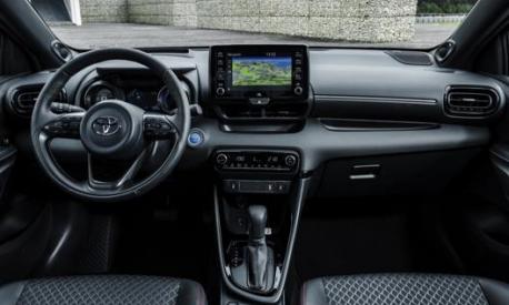 Gli interni di Nuova Toyota Yaris, con ben tre fonti di informazioni coordinate