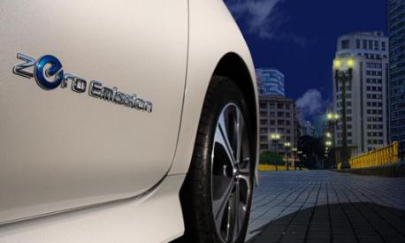 Dettaglio di una Nissan Leaf, tra le auto elettriche più vendute al mondo