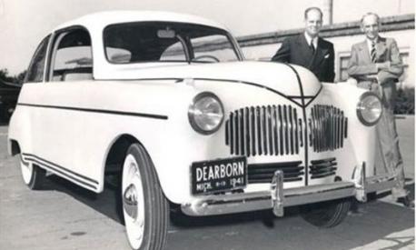 Henry Ford (a destra) con la Hemp Car