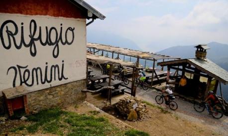 Il Rifugio Venini affaccia sul Lago di Como: da qui inizia la discesa per Tremezzo. Masperi