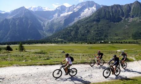 Mountain bike a pedalata assistita su un ampio sentiero di montagna. Masperi