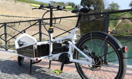 Una cargo bike a pedalata assistita: adatta alle merci e al trasporto di bambini. Masperi