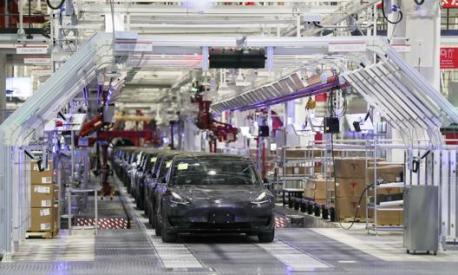 Una linea di produzione della Tesla Model 3 nella Gigafactory di Shanghai. Ap