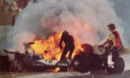 Hailwood cerca di estrarre Clay Regazzoni dalla sua vettura in fiamme: era il GP del Sudafrica di F1 del 1973