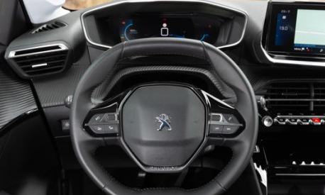 Cruscotto digitale e volante in posizione ribassata, tipico dell’i-Cockpit Peugeot