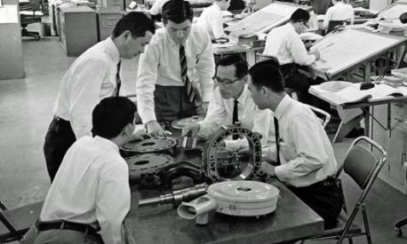 L’ingegnere Kenichi Yamamoto, il secondo da destra, al lavoro con il suo team durante lo sviluppo del motore Wankel che ha dato molte soddisfazioni alla Mazda
