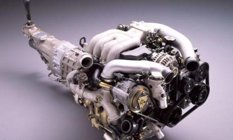 Il birotore Wankel 13B-Rew accoppiato con il cambio meccanico a cinque rapporti. Nella foto l’ultima evoluzione del 1992 equipaggiato con due turbocompressori collegati in serie