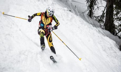 Katia Tomatis impegnata in una gara di scialpinismo