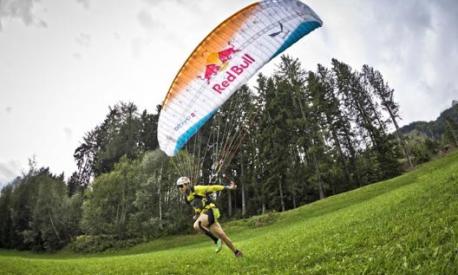 Aaron Durogati, atleta Red Bull, detiene il record italiano di volo (509,6 km)