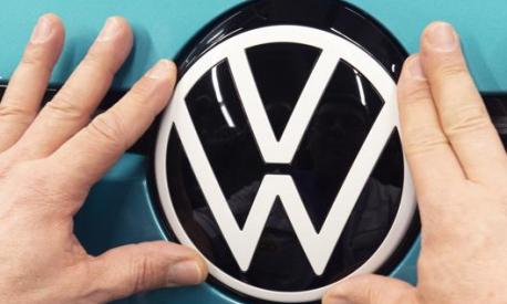 Il nuovo logo Volkswagen presentato a settembre a Francoforte. Ap
