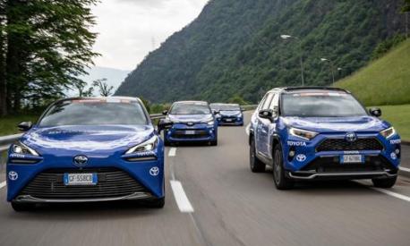 Toyota Mirai a idrogeno e RAV4 plug-in hybrid guidano la carovana della Beyond Zero Challenge in occasione della penultima tappa del Giro 2021