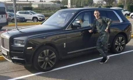 Il centrocampista dell’Inter, Marcelo Brozovic, con la sua Rolls Royce Cullinan