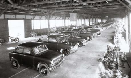 Anni Cinquanta, linea d’assemblaggio nella fabbrica di Hamamatsu della Suzuki Suzulight, prima automobile prodotta da questa marca