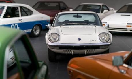 La 100S al centro di una esposizione Mazda dei modelli più famosi degli ultimi 50 anni