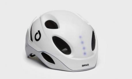 Il casco Briko E-One Led integra tre fasci di luci: uno all’anteriore, due al posteriore