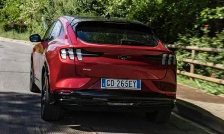 Ford Mustang Mach-E Awd con batteria da 88 kWh ha un prezzo di listino di 66.850 euro
