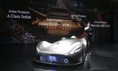La Vision EQ Silver Arrow allo stand Mercedes del Salone di Seoul 2019. Quest’anno non si terrà