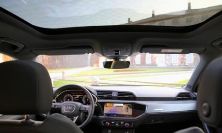 L’abitacolo luminoso di Audi Q3 Sporback grazie al tetto panoramico con apertura elettrica