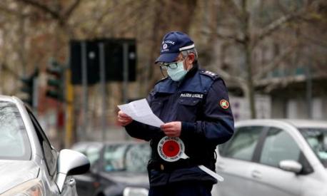 Spostarsi in auto o moto con passeggeri: ecco le regole