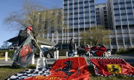 Tifosi e bandiere all'esterno dell'ospedale di Grenoble dove fu ricoverato Schumacher. Afp