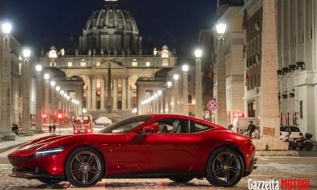 La Ferrari Roma: sullo sfondo, la Cupola di Michelangelo