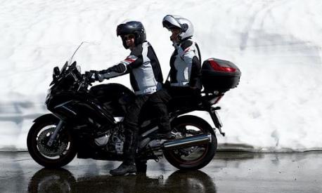Motociclisti immortalati durante un giro in pieno inverno