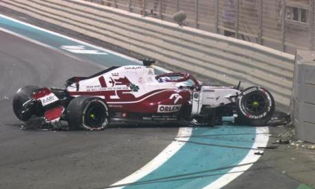 L’Alfa Romeo di Kimi Raikkonen contro le barriere