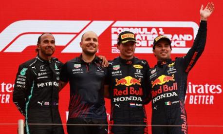 Da sinistra Hamilton, Lambiase, Verstappen e Perez sul podio del GP Francia 2021. Getty