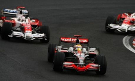 Il sorpasso decisivo a Timo Glock a Interlagos che gli permette di vincere il primo titolo in carriera ai danni della Ferrari di Massa (LaPresse)